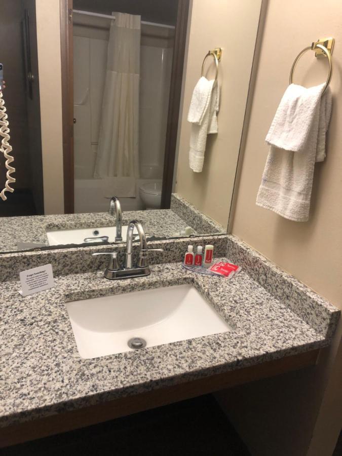 Econo Lodge Lake Mills Екстер'єр фото
