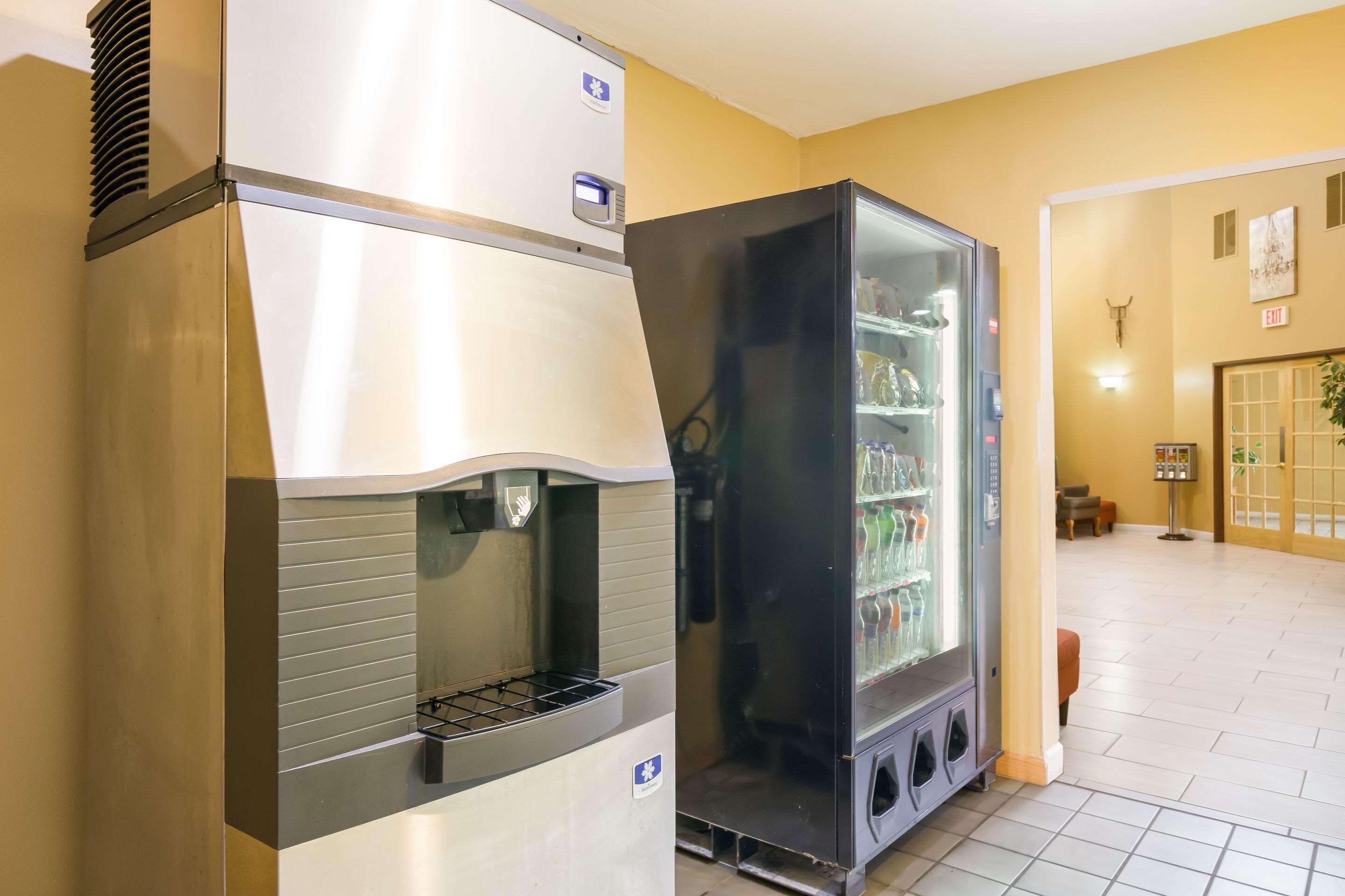 Econo Lodge Lake Mills Екстер'єр фото