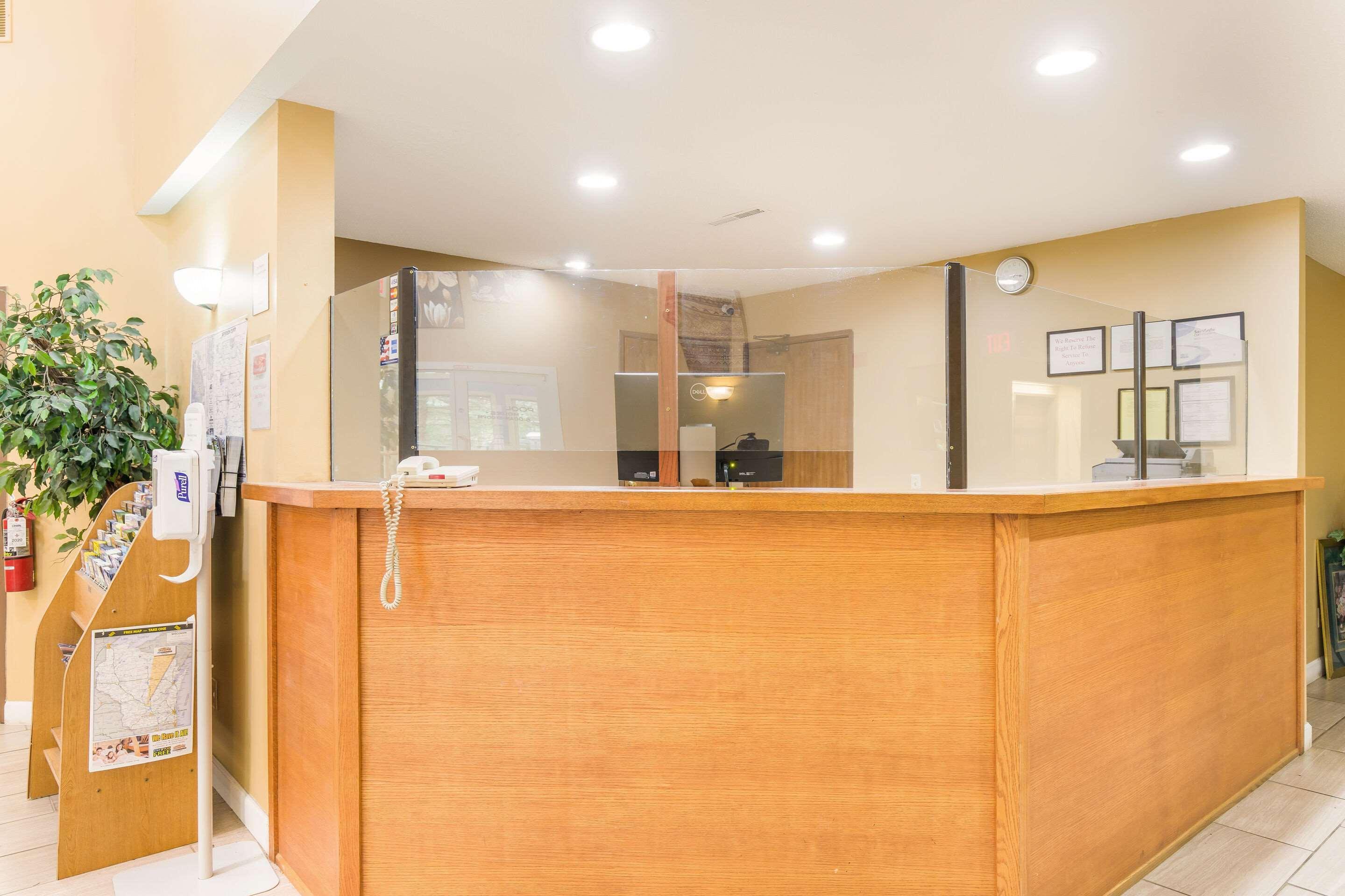 Econo Lodge Lake Mills Екстер'єр фото