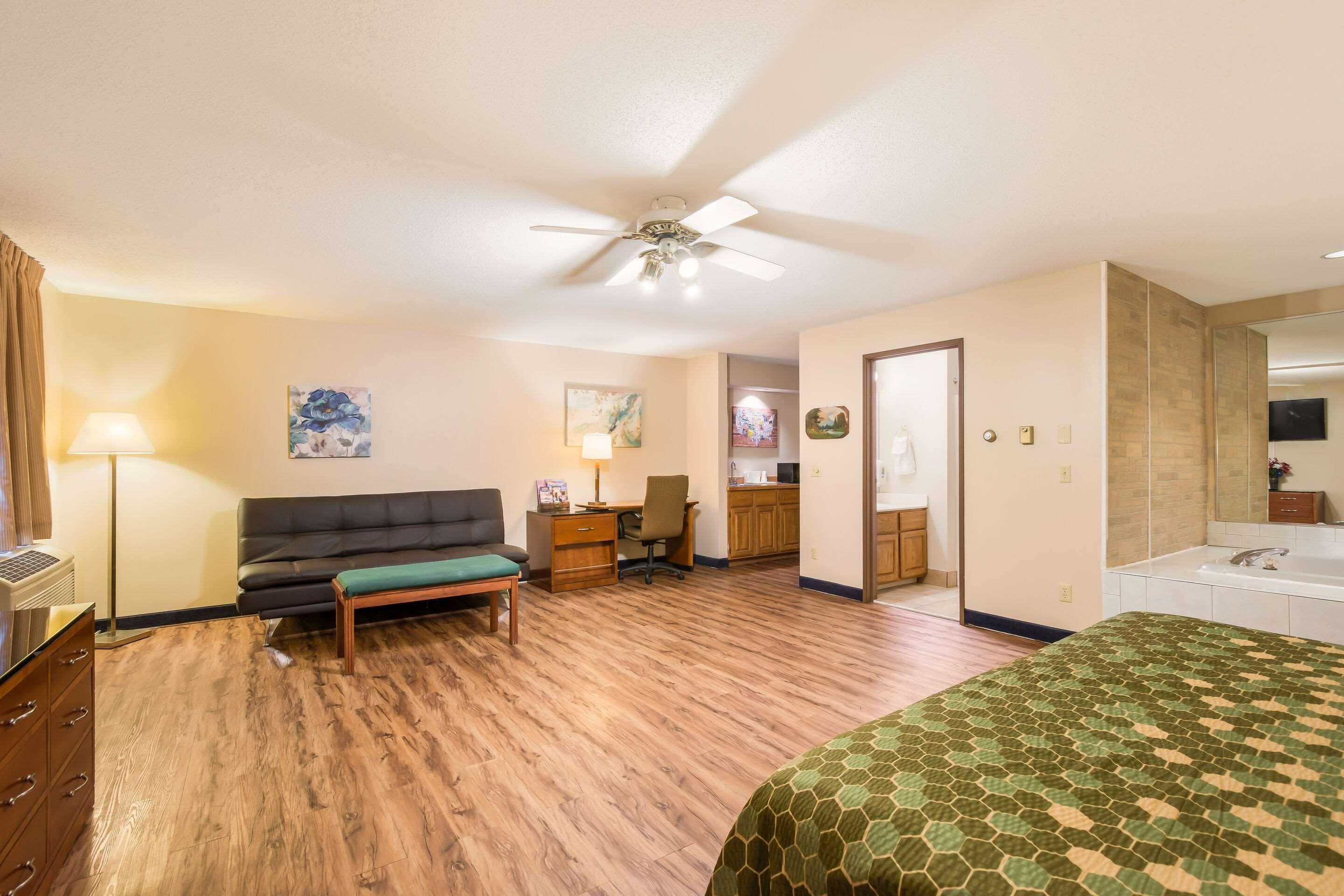 Econo Lodge Lake Mills Екстер'єр фото