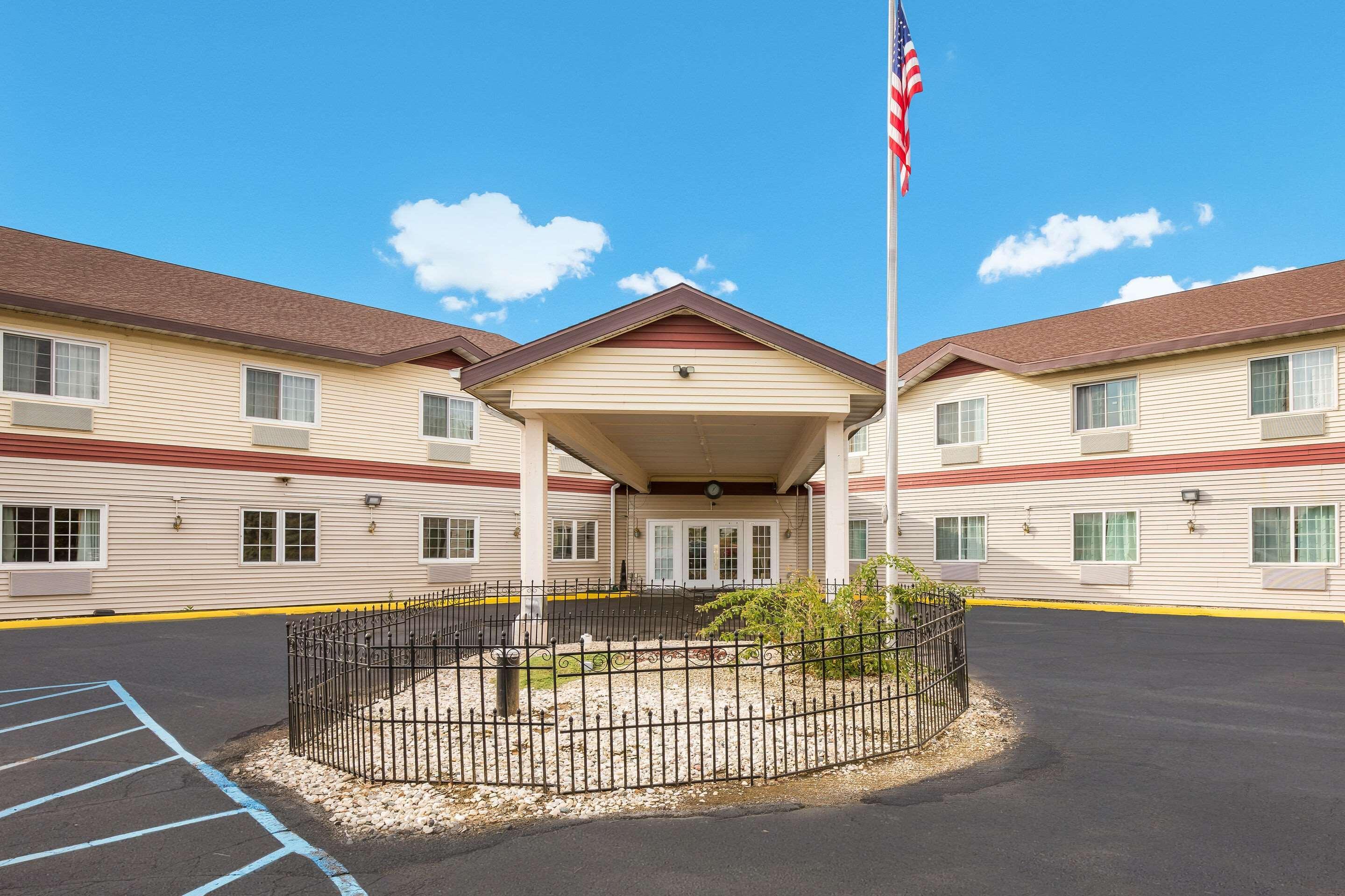 Econo Lodge Lake Mills Екстер'єр фото
