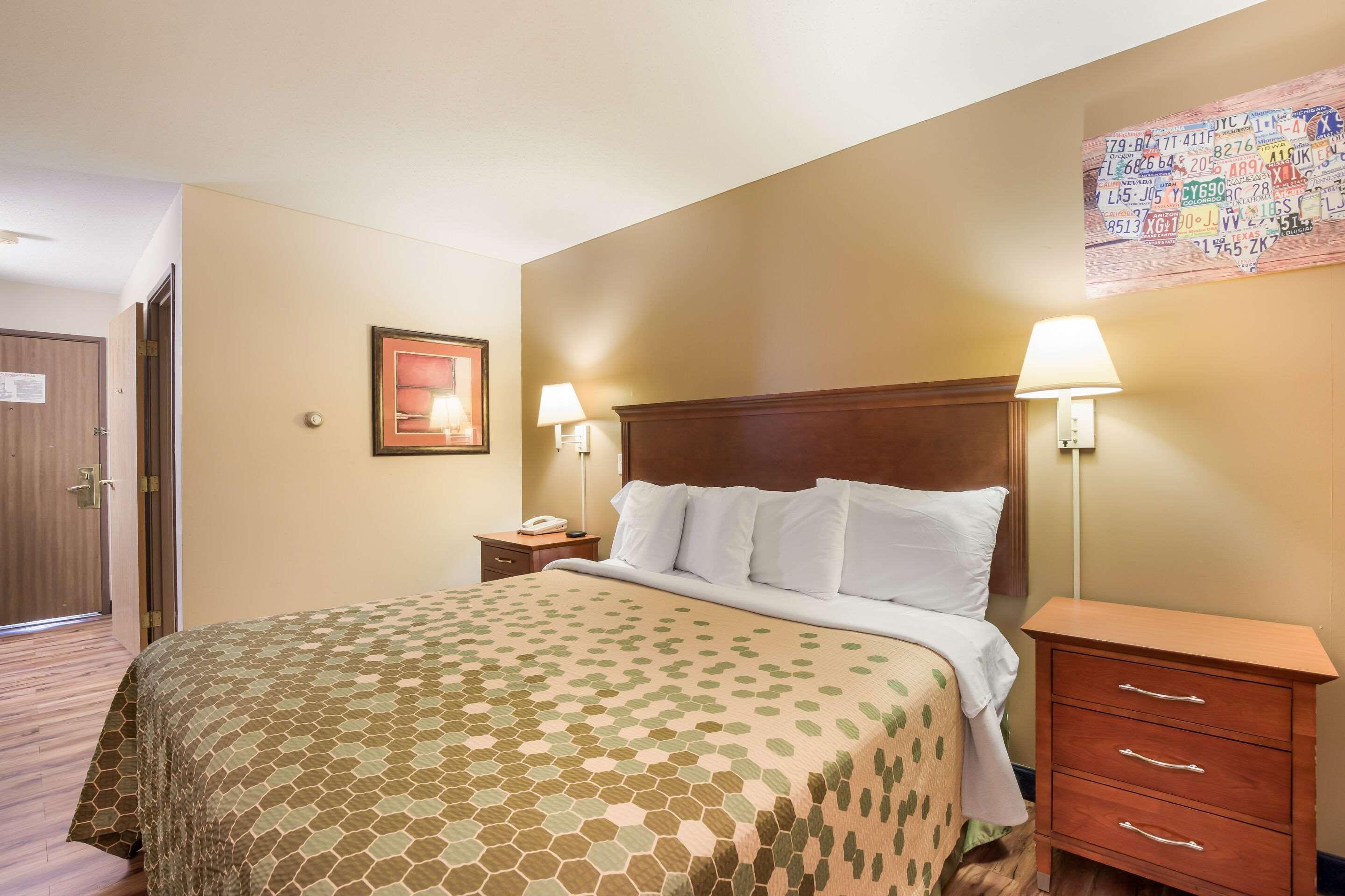 Econo Lodge Lake Mills Екстер'єр фото