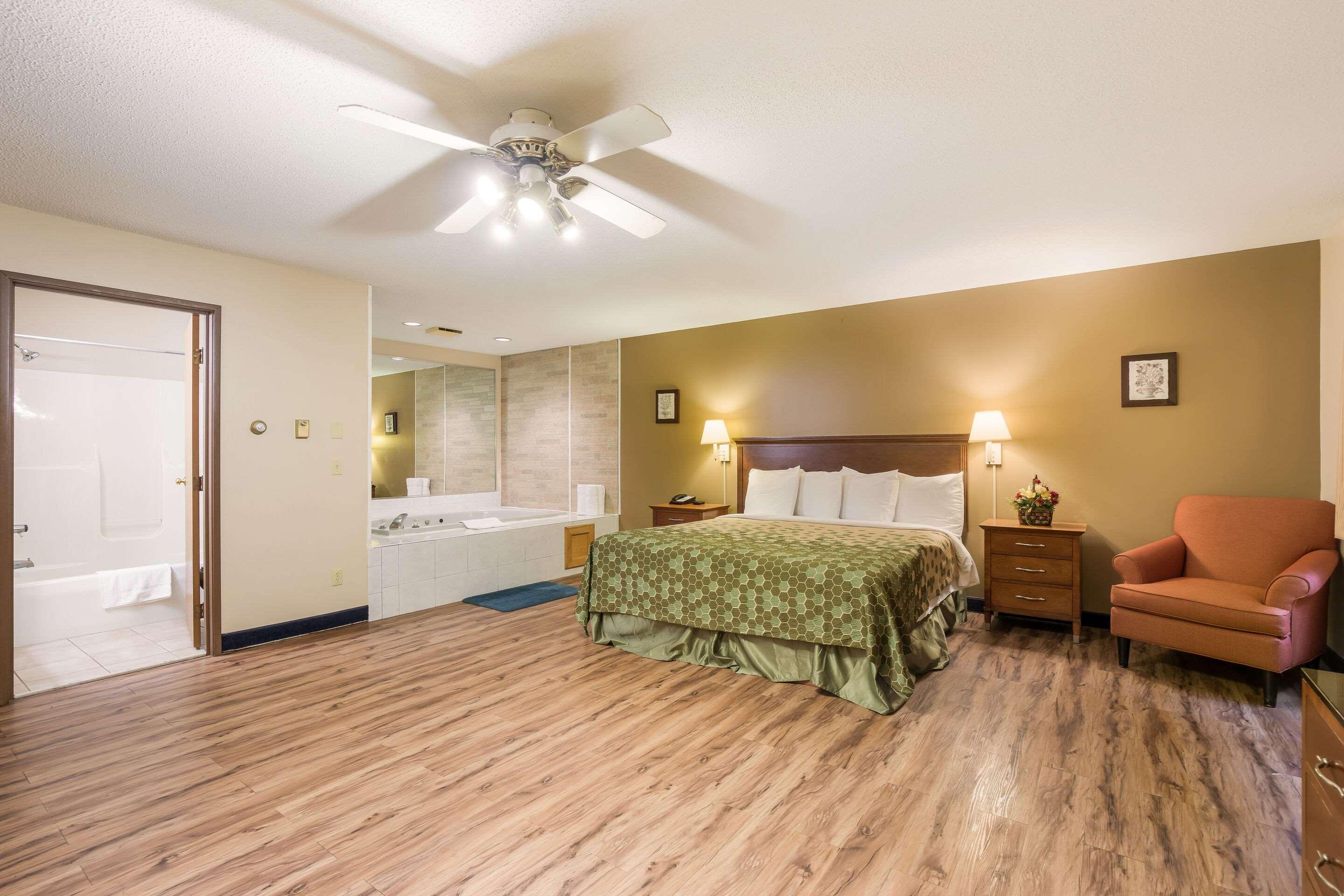 Econo Lodge Lake Mills Екстер'єр фото