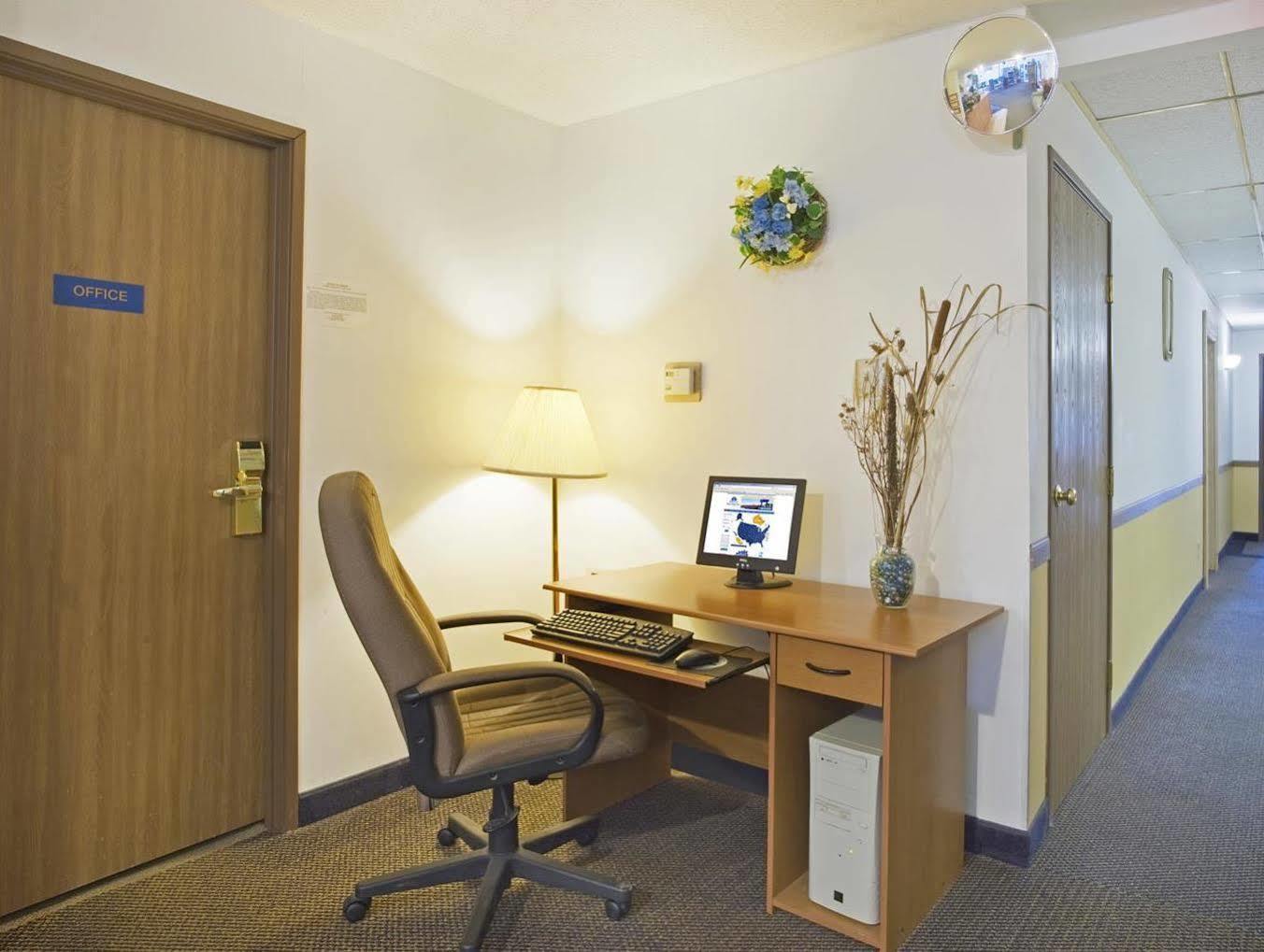 Econo Lodge Lake Mills Екстер'єр фото