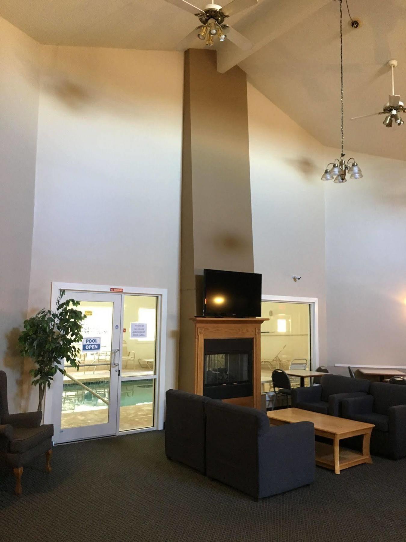 Econo Lodge Lake Mills Екстер'єр фото