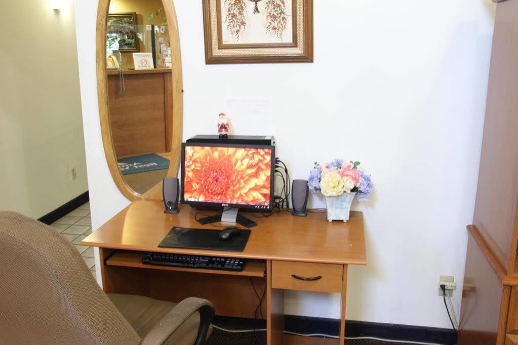 Econo Lodge Lake Mills Екстер'єр фото