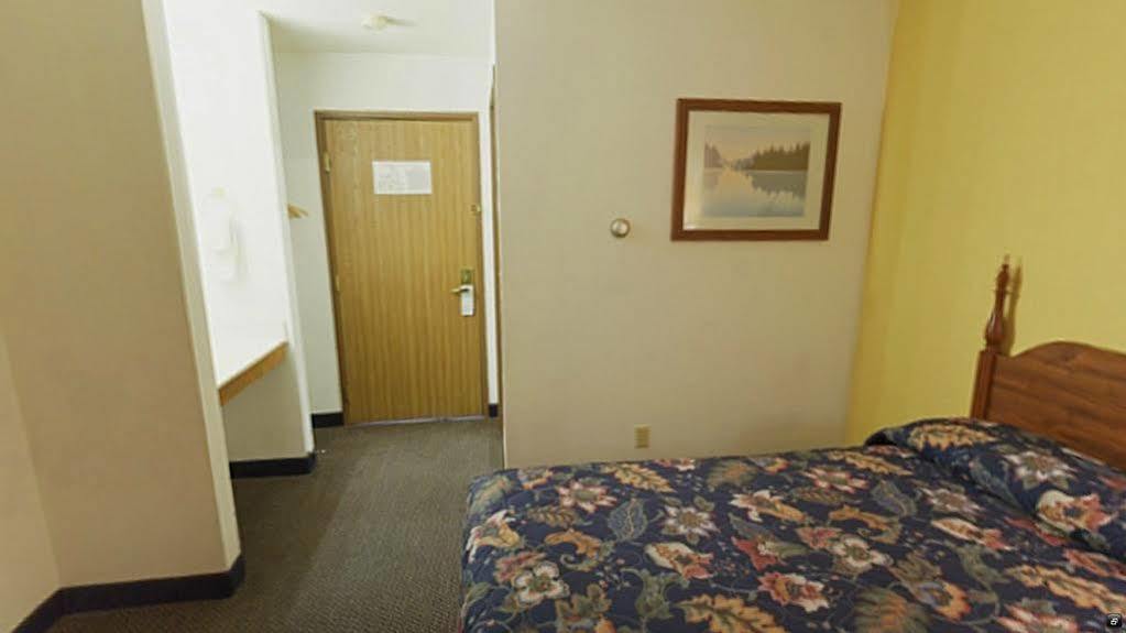 Econo Lodge Lake Mills Екстер'єр фото