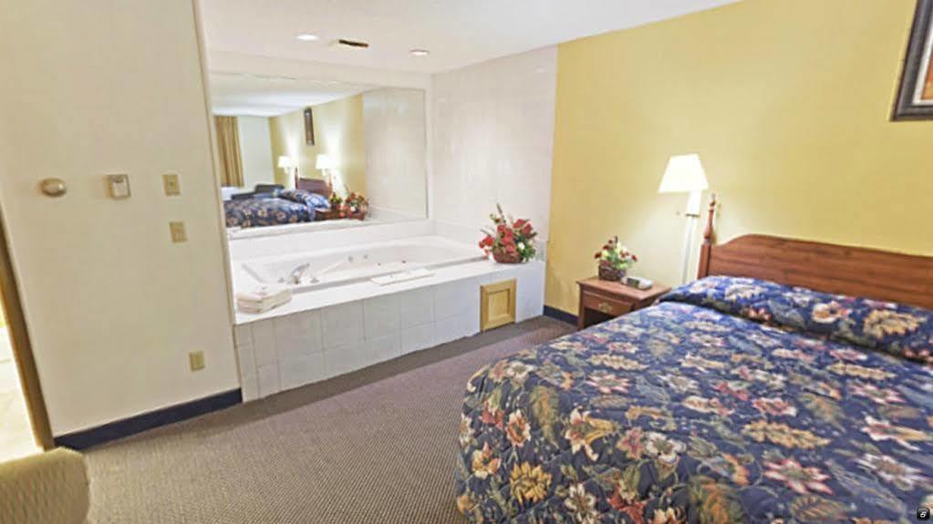 Econo Lodge Lake Mills Екстер'єр фото